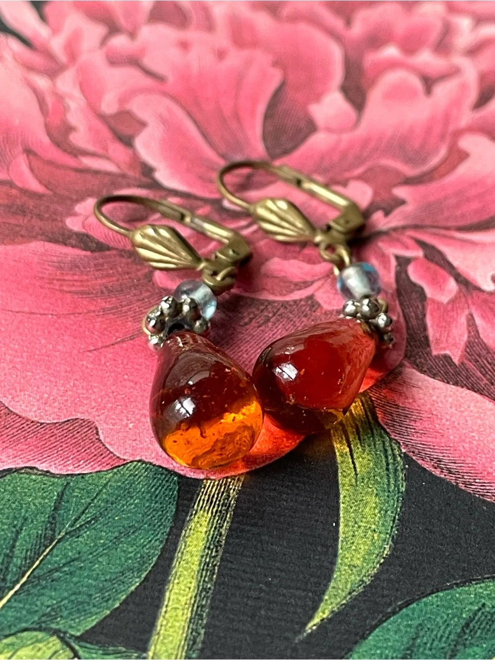 Vintage brasstone & amber/honey art glass teardrop dangle earrings boho